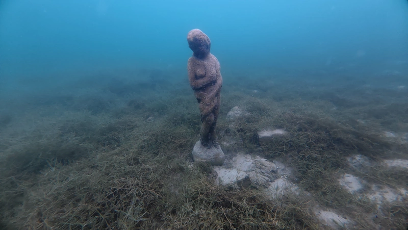A statue, just by entry/exit